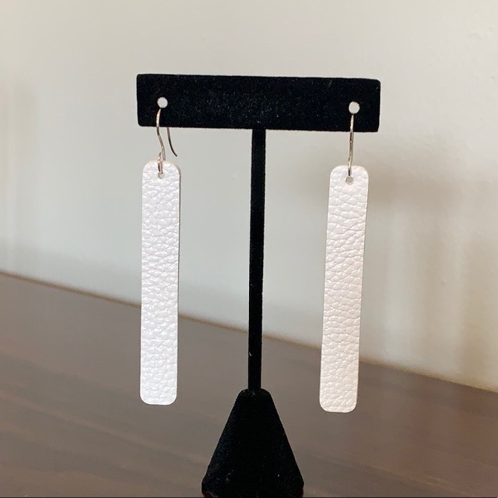 ☀️FINAL DAY!❄️White faux leather bar earrings - Picture 3 of 4
